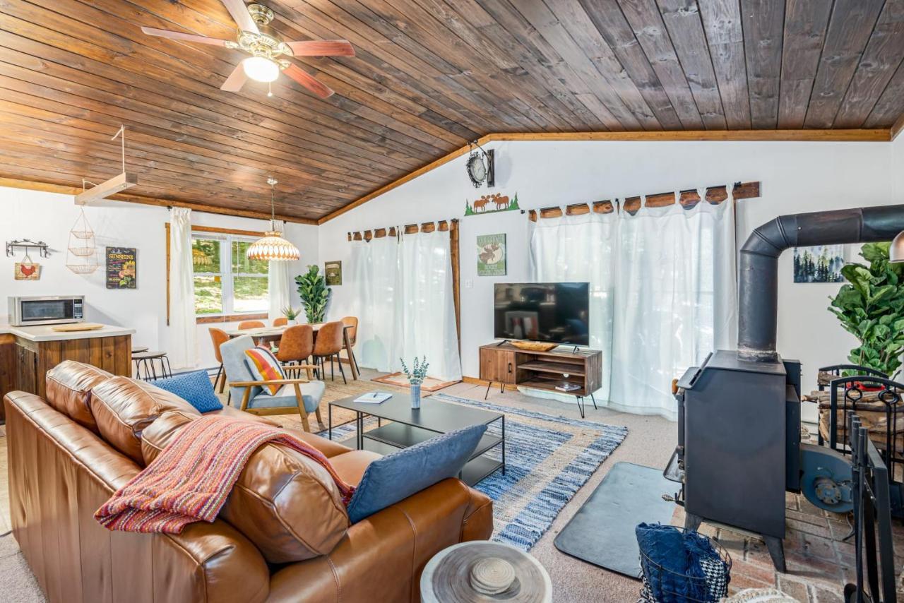 Secluded W Hot Tub, Fire Pit, Deck & Updated Wifi Great Cacapon Kültér fotó