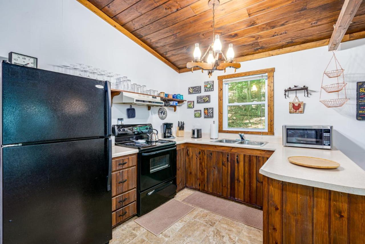 Secluded W Hot Tub, Fire Pit, Deck & Updated Wifi Great Cacapon Kültér fotó