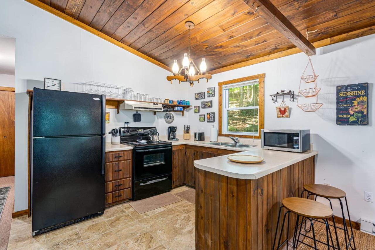 Secluded W Hot Tub, Fire Pit, Deck & Updated Wifi Great Cacapon Kültér fotó