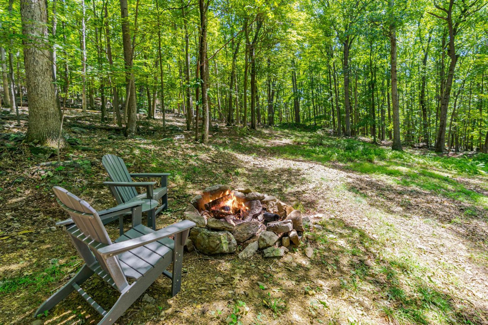 Secluded W Hot Tub, Fire Pit, Deck & Updated Wifi Great Cacapon Kültér fotó