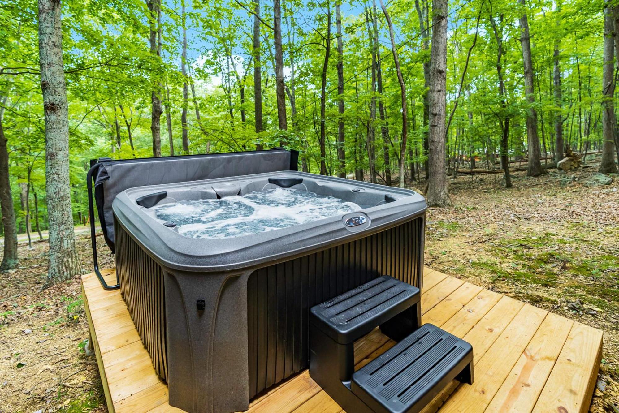 Secluded W Hot Tub, Fire Pit, Deck & Updated Wifi Great Cacapon Kültér fotó